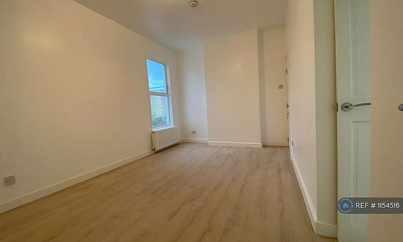 1 Bedroom Flat In De...