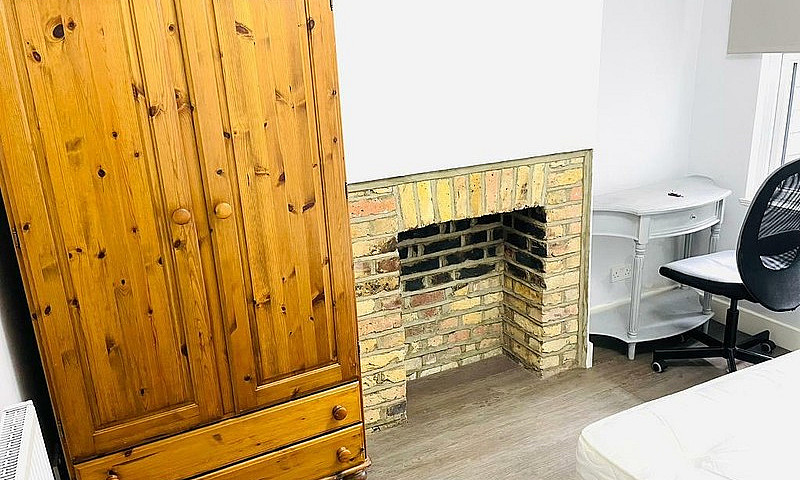 Single Room In Plais...