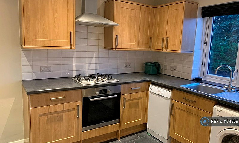 2 Bedroom Flat In Gr...