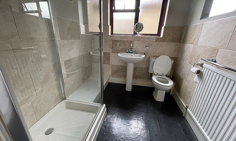 Three Bed House In R...