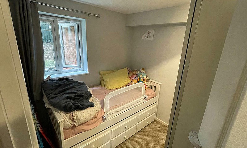 2 Bedroom Flat In Ma...