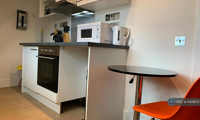 1 Bedroom Flat In De...