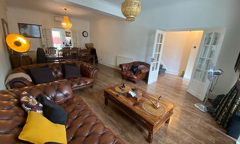 Posh 5 Bed House Wit...
