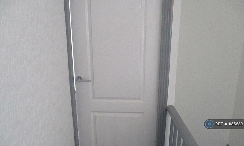 1 Bedroom Flat In Le...