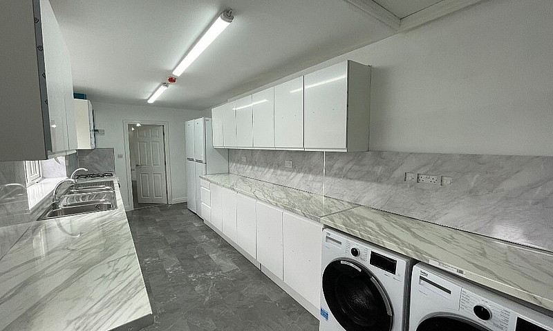 *Six Bedroom Propert...