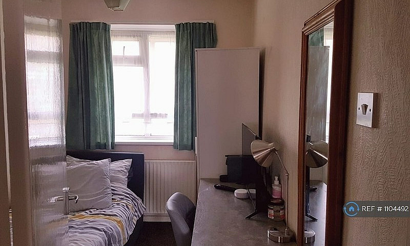 3 Bedroom Flat In He...