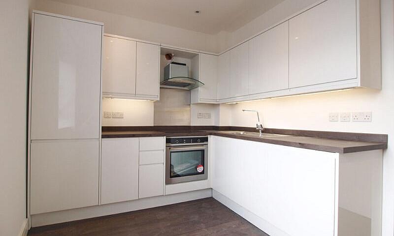 Modern 1 Bed Opposit...