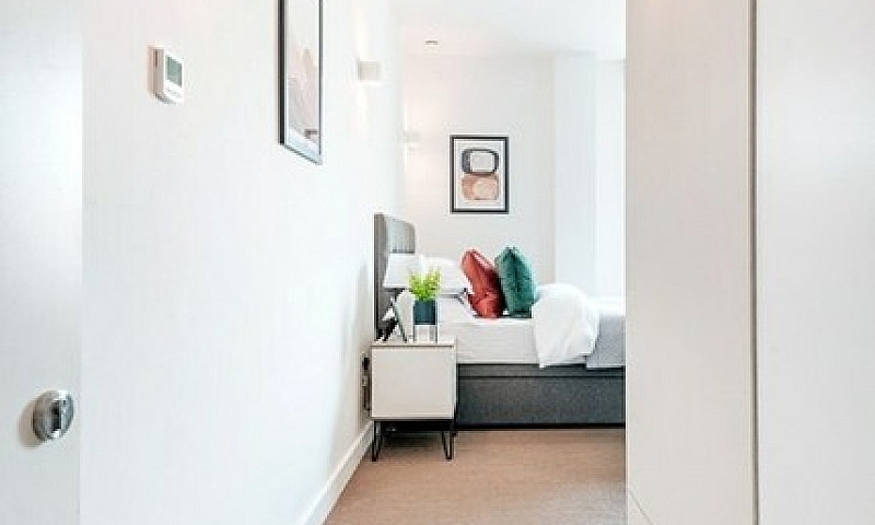 Studio Flat In Houns...