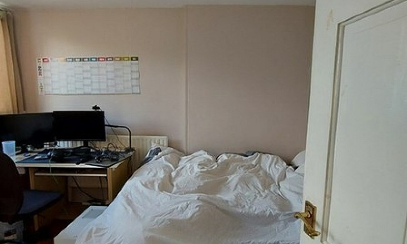 3 Bedroom Flat In Fi...