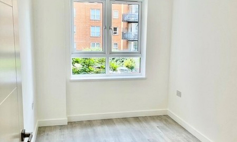 2 Bedroom Flat In St...