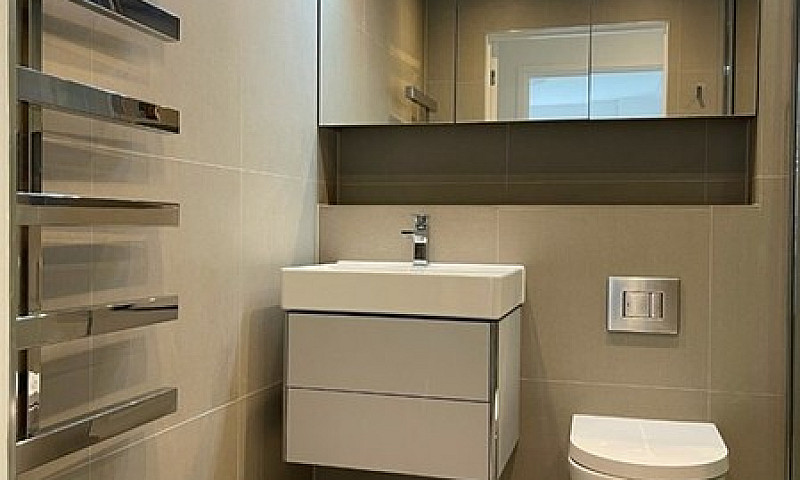 2 Bedroom Flat In St...