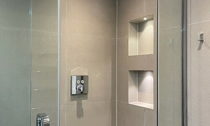 2 Bedroom Flat In St...