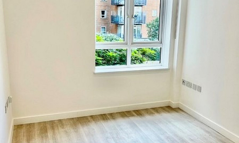 2 Bedroom Flat In St...