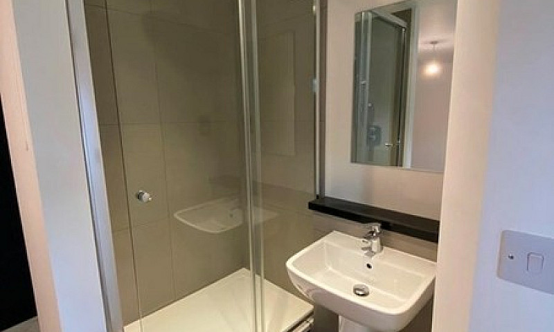 2 Bedroom Flat In Qu...