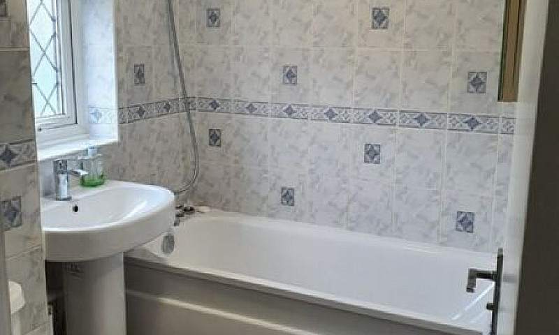 3 Bedroom House In T...
