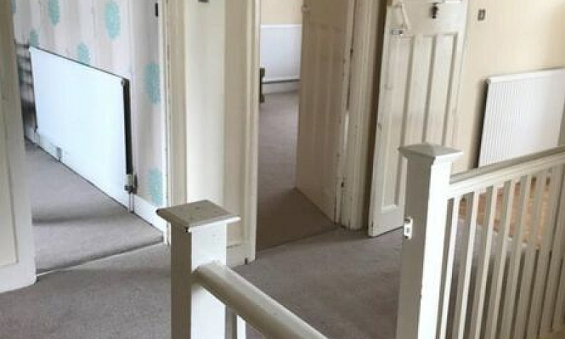 2 Bedroom Flat In Lo...