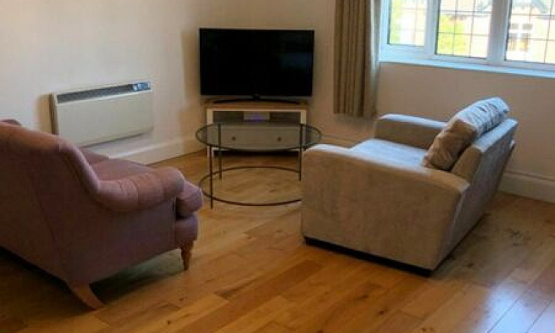 2 Bedroom Flat In Mu...