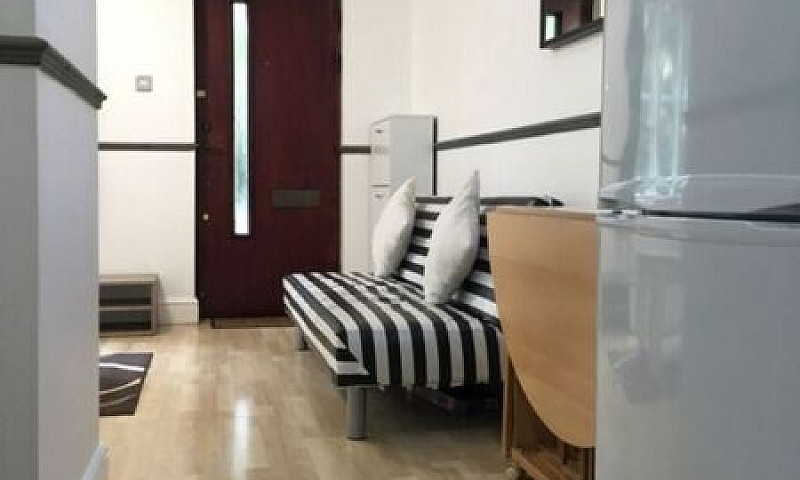 1 Bedroom Flat In Bu...
