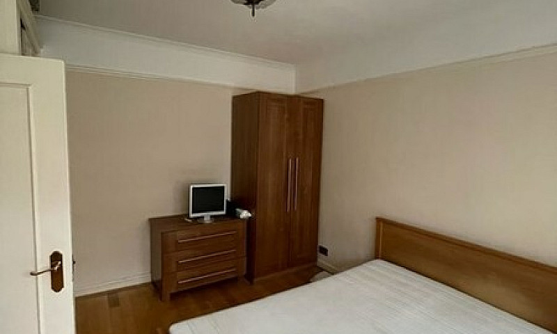2 Bedroom Flat In To...