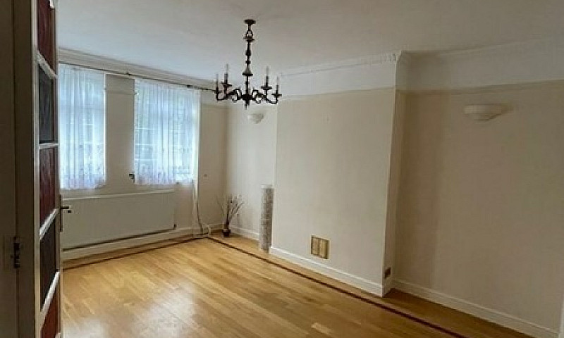 2 Bedroom Flat In To...