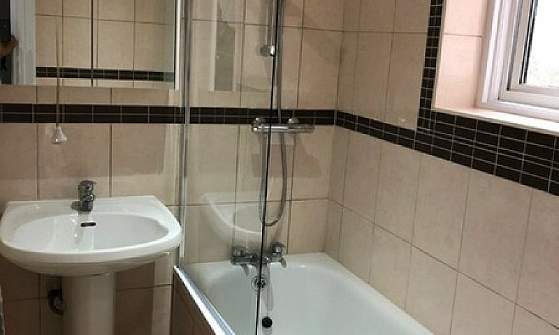 2 Bedroom Flat In Co...