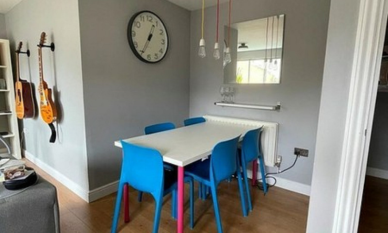 2 Bedroom Flat In To...