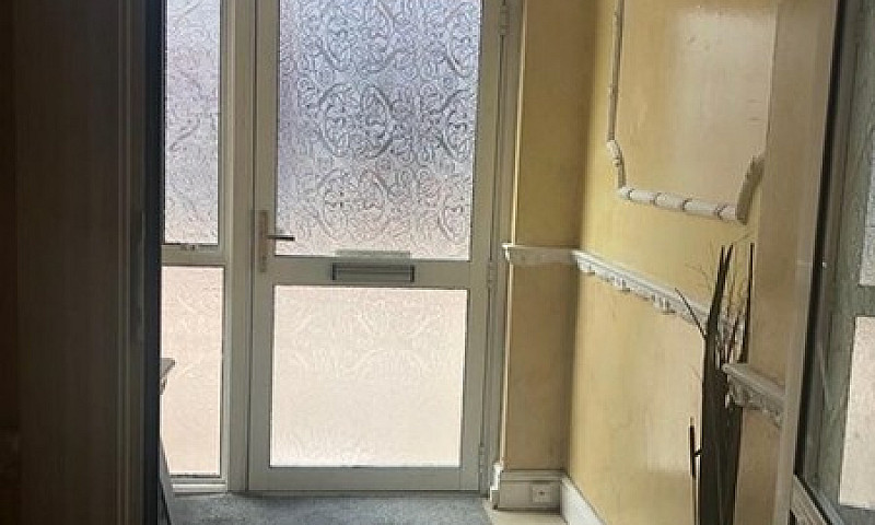 4 Bedroom Flat In Il...