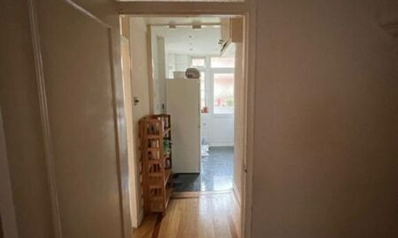 2 Bedroom Flat In To...