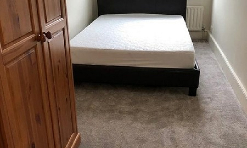 2 Bedroom Flat In Me...