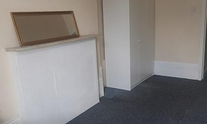 3 Bedroom Flat In Cr...