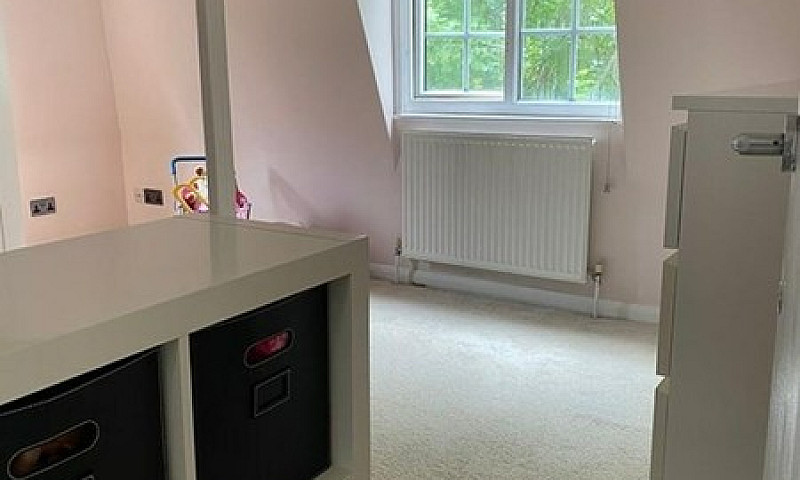 2 Bedroom Flat In Su...
