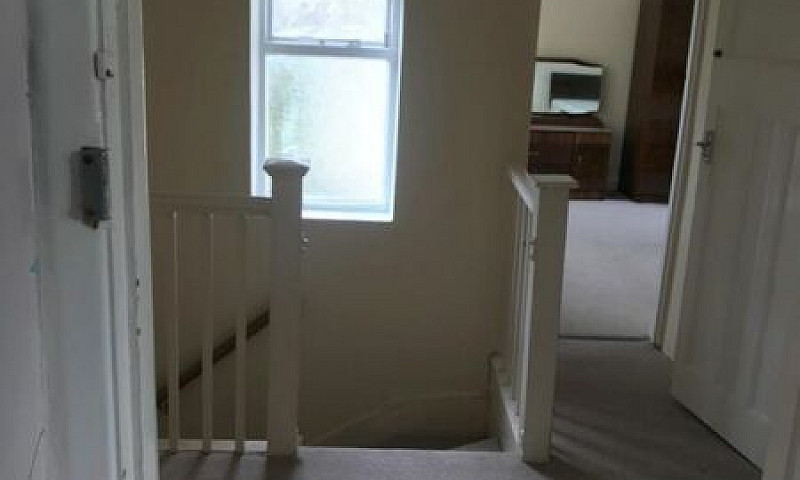 2 Bedroom Flat In Lo...