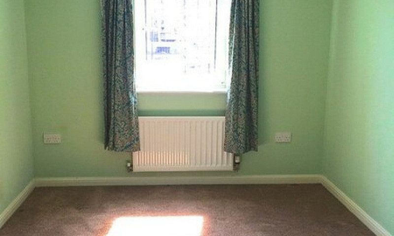 2 Bedroom Flat In Bu...