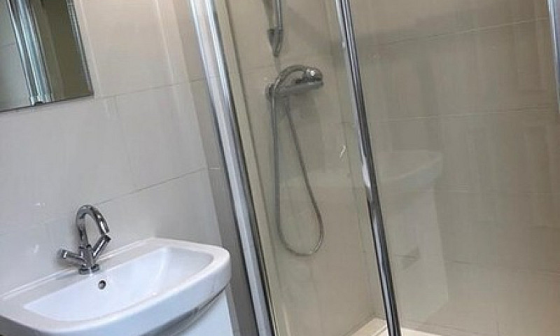 2 Bedroom Flat In Me...