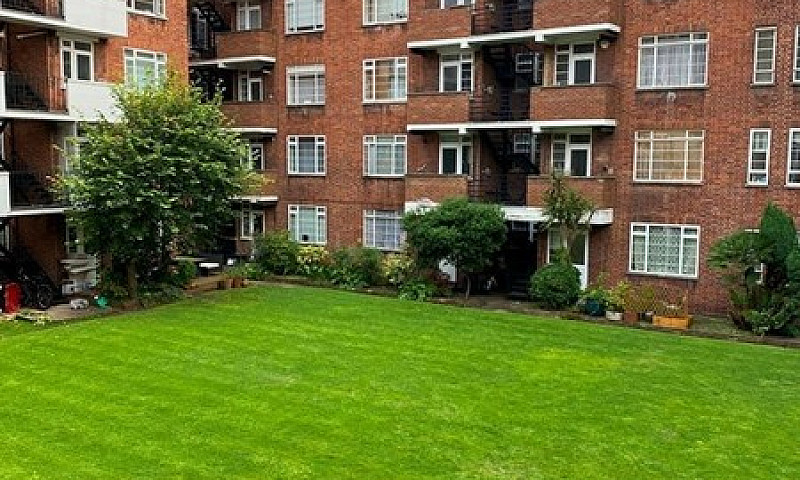2 Bedroom Flat In To...