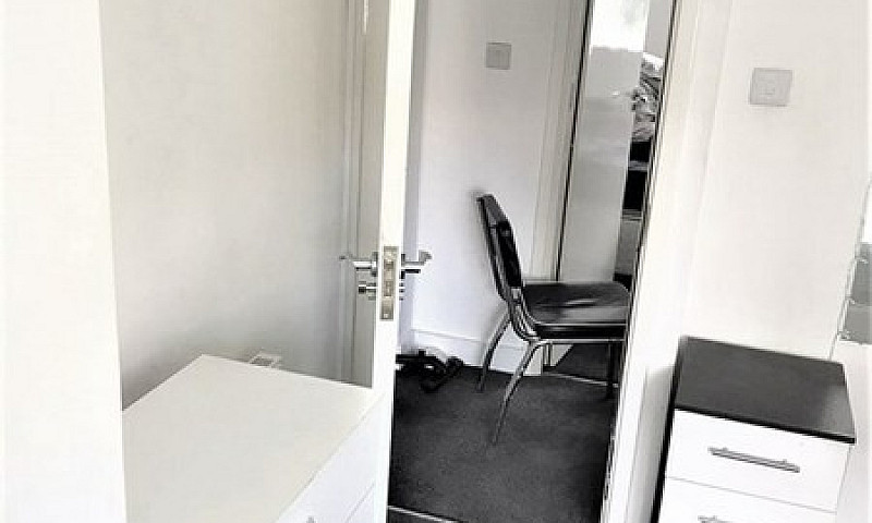 1 Bedroom In Trelawn...