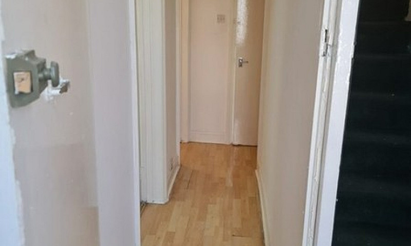 1 Bedroom Flat In St...