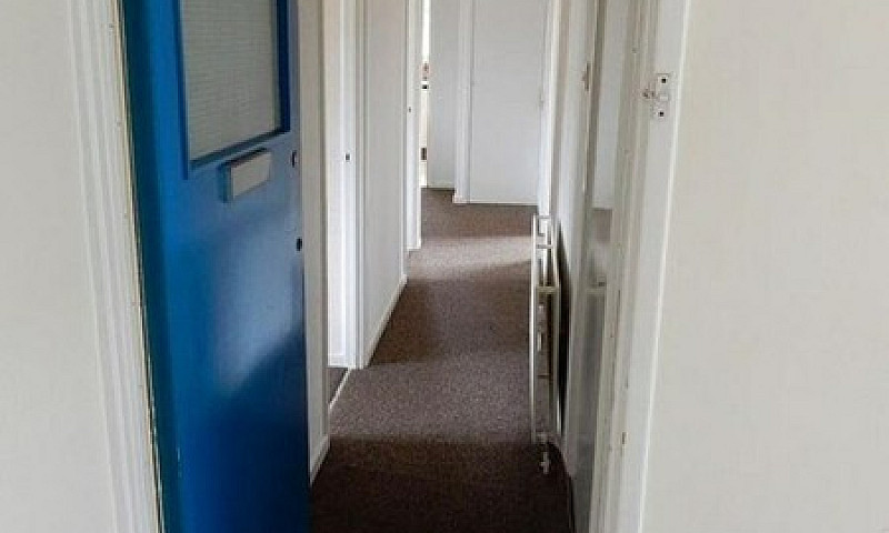 3 Bedroom Flat In He...