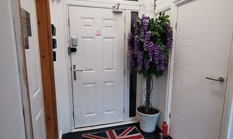 Studio Flat In Suite...