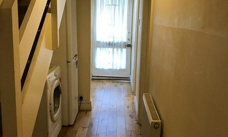 4 Bedroom Flat In St...