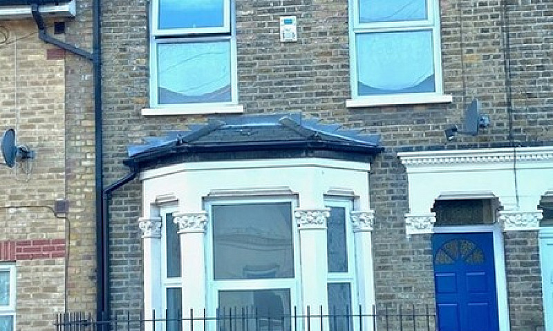 3 Bedroom House In T...