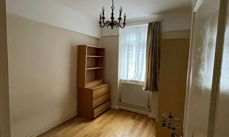 2 Bedroom Flat In To...