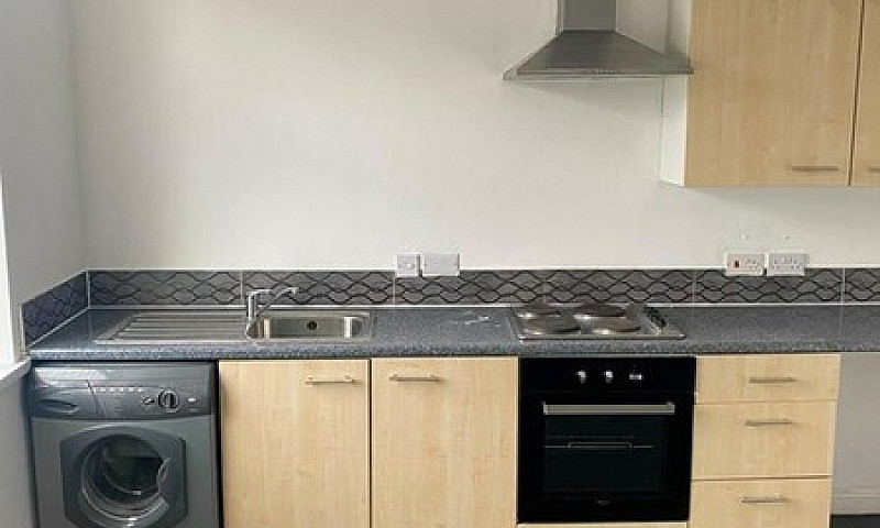 2 Bedroom Flat In Wh...