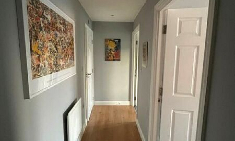 2 Bedroom Flat In To...