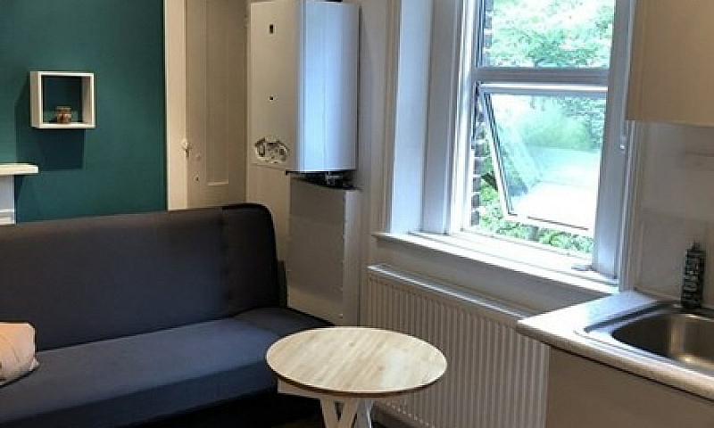 Studio Flat In Leigh...