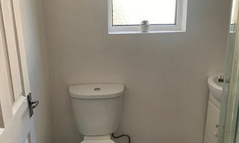2 Bedroom Flat In Wh...