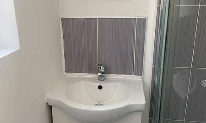 2 Bedroom Flat In Wh...