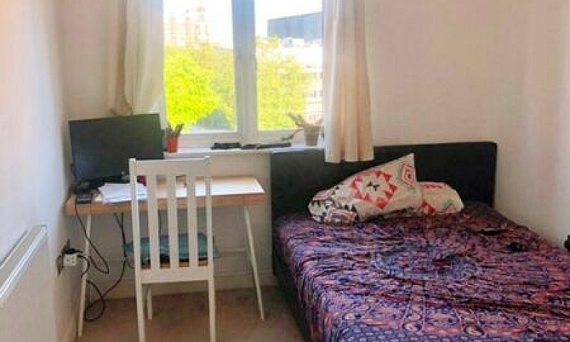 2 Bedroom Flat In As...