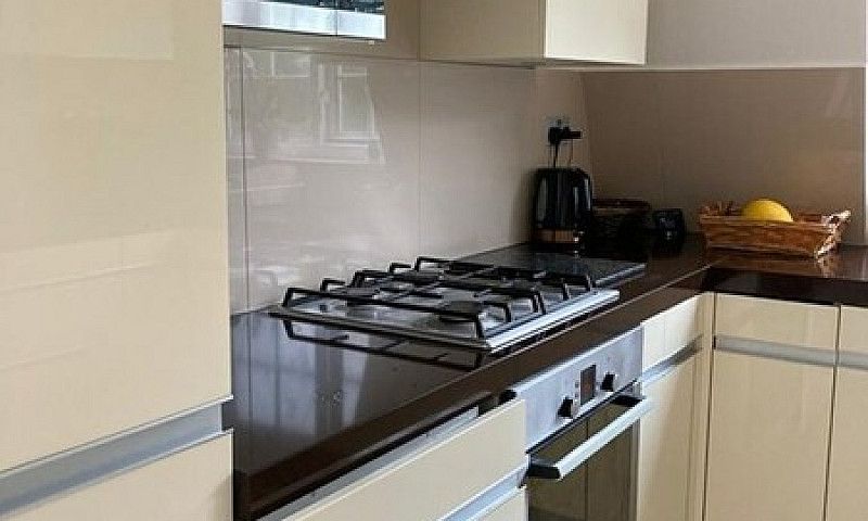 2 Bedroom Flat In Su...