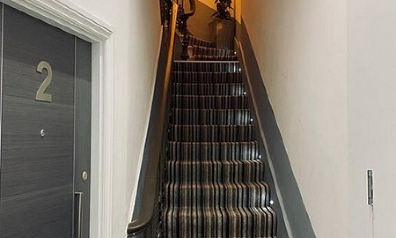 Studio Flat In Floor...